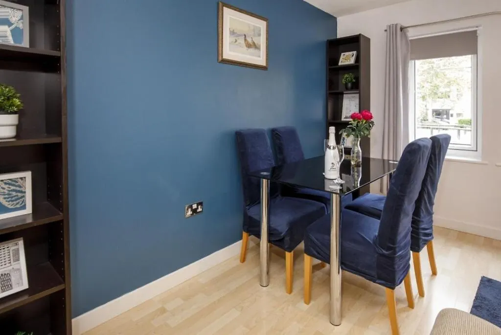 Olympian Court 2 Bed Apartment יורק