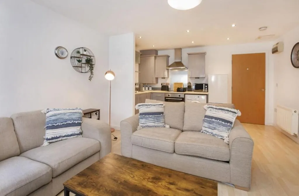 Olympian Court 2 Bed Apartment יורק
